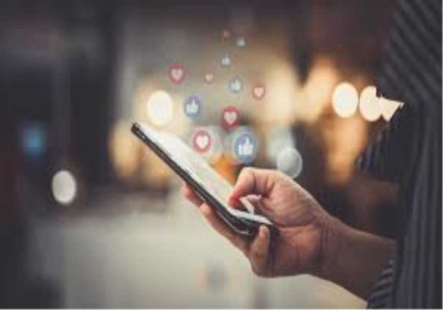 5 Interesting Ways to Use Social Media to Recognize Employee Loyalty